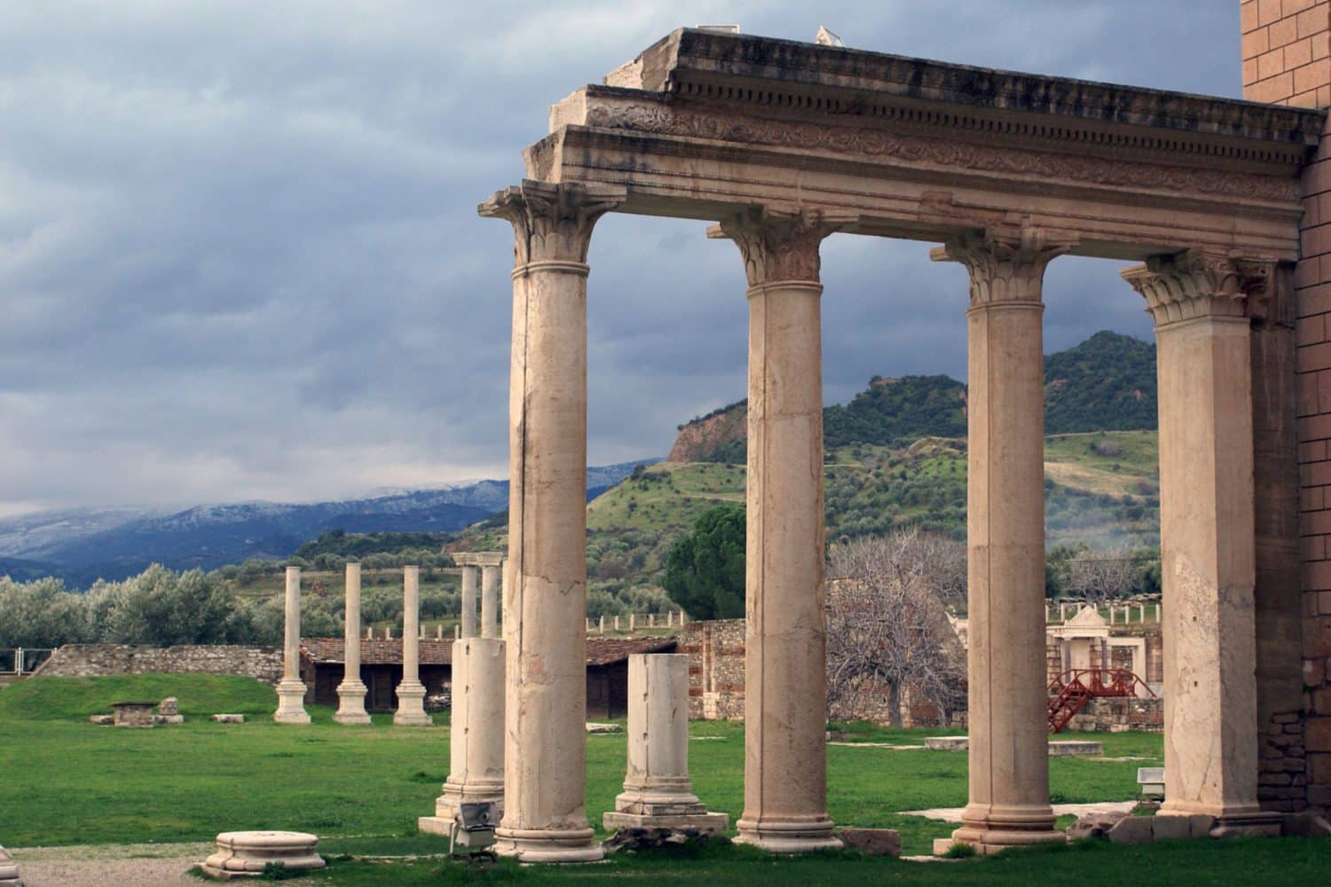 Tour Photos: Facade and ruins in Sardes, Turkey